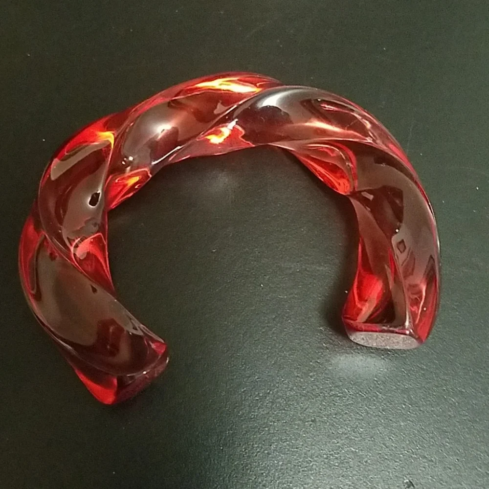 Vintage Red Acrylic Twist Bracelet - Picture 5 of 7